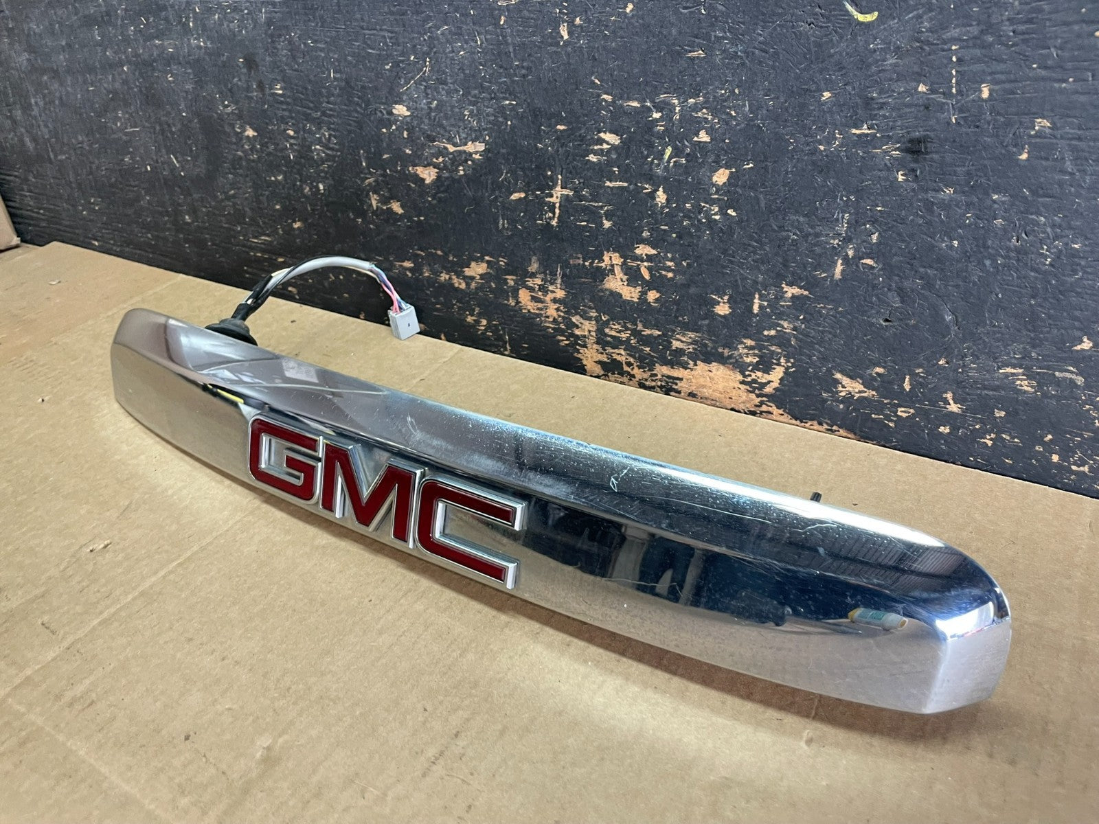 2007-2012 GMC Acadia Chrome Tailgate Rear Finish Molding Back W/Camera AA8954 DG2