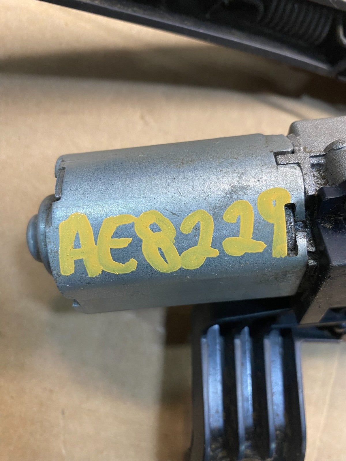 2013 - 2017 Hyundai Santa Fe Rear Glass Windshield Wiper Motor AE8229 DG7