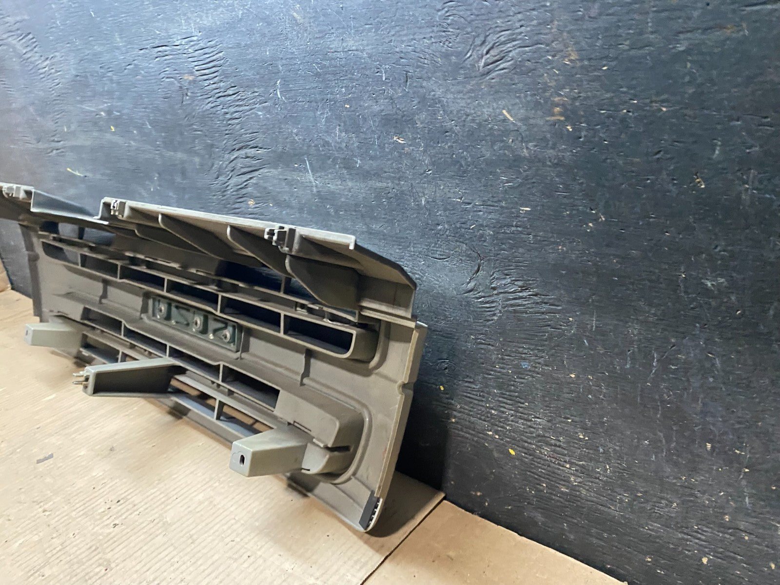 1998 1999 Isuzu Trooper Front Upper Grill Grille U7584 DG9