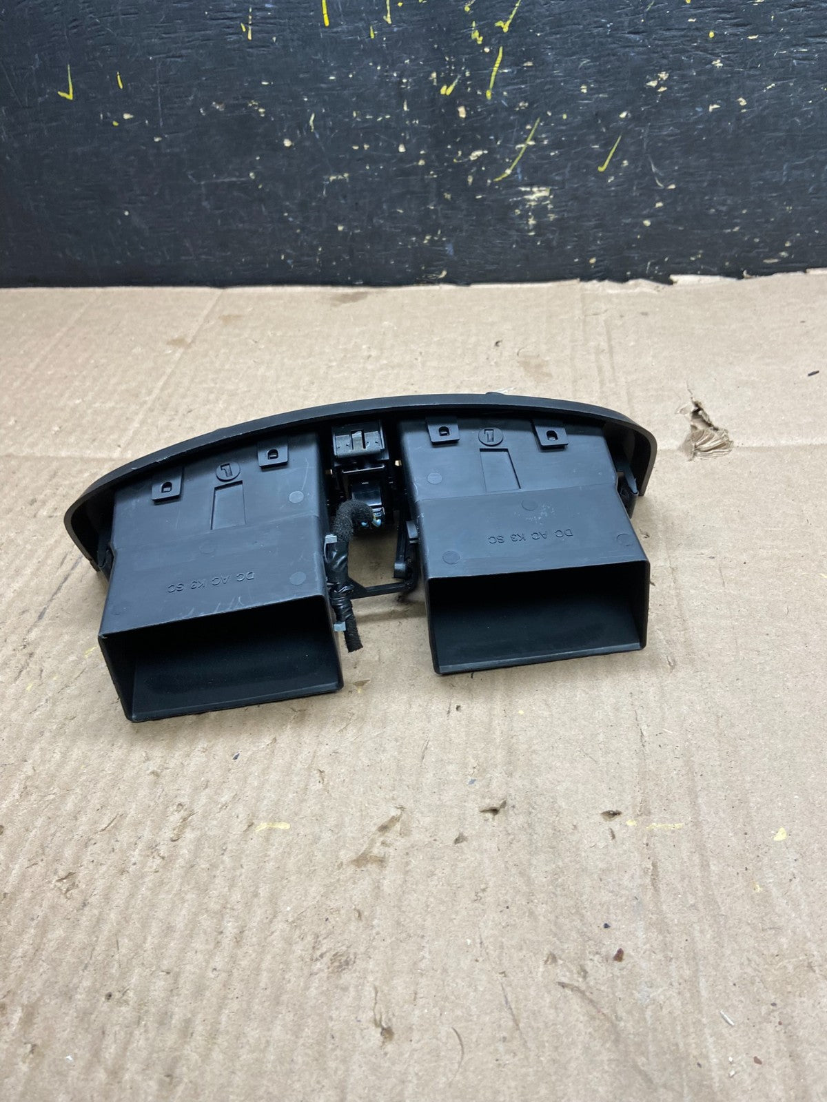 2004 to 2009 Cadillac SRX Front Center Dash A/C Air Vent Y5237 DG3
