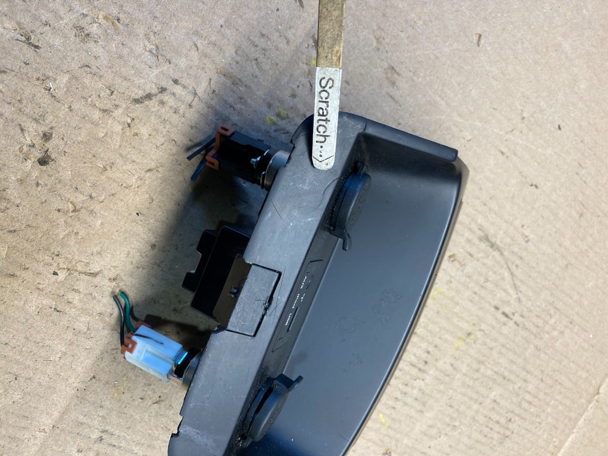 2011-2013 Kia Sorento Center Console Aux USB Power Outlet R6063 DG1