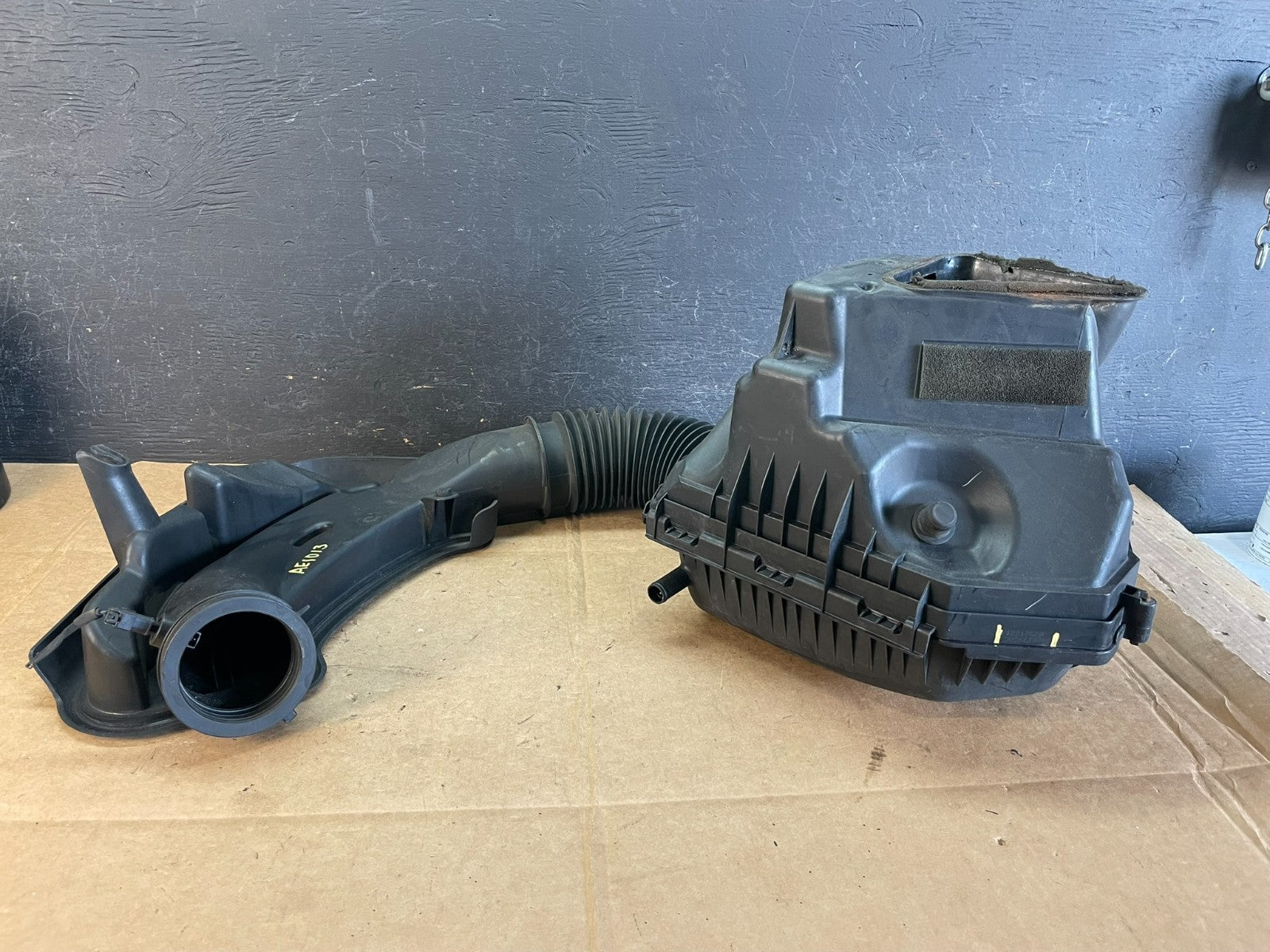 2011 to 2018 Chrysler 300 3.6L Air Intake Duct Tube Cleaner AE1013 DG3