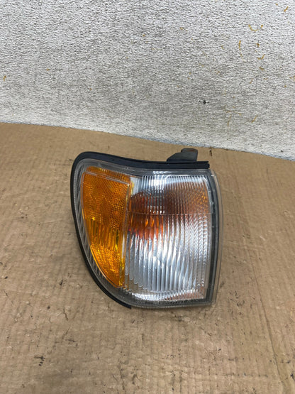 1999 to 2004 Nissan Pathfinder Passenger Right Park Light Turn Signal AI8137 LK0