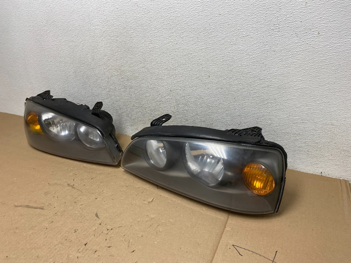 2004 to 2006 Hyundai Elantra Left+Right Set Halogen Headlights AG4086 DW1