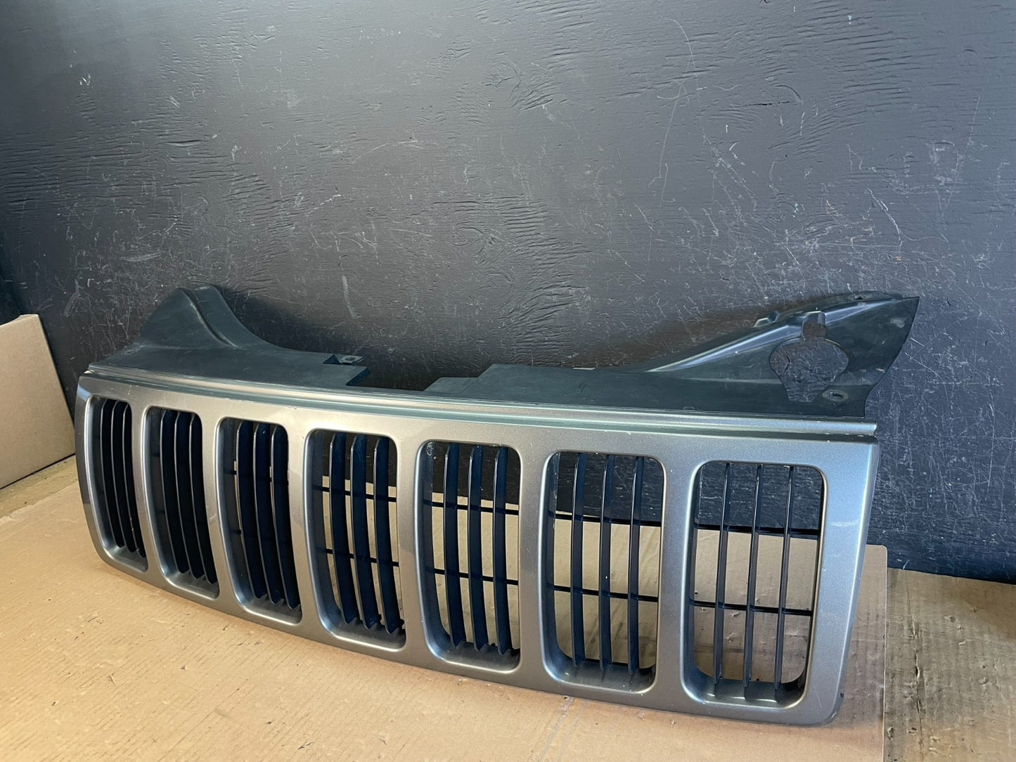 2005 2006 2007 Jeep Grand Cherokee Front Upper Grill Grille AD8494 DG1