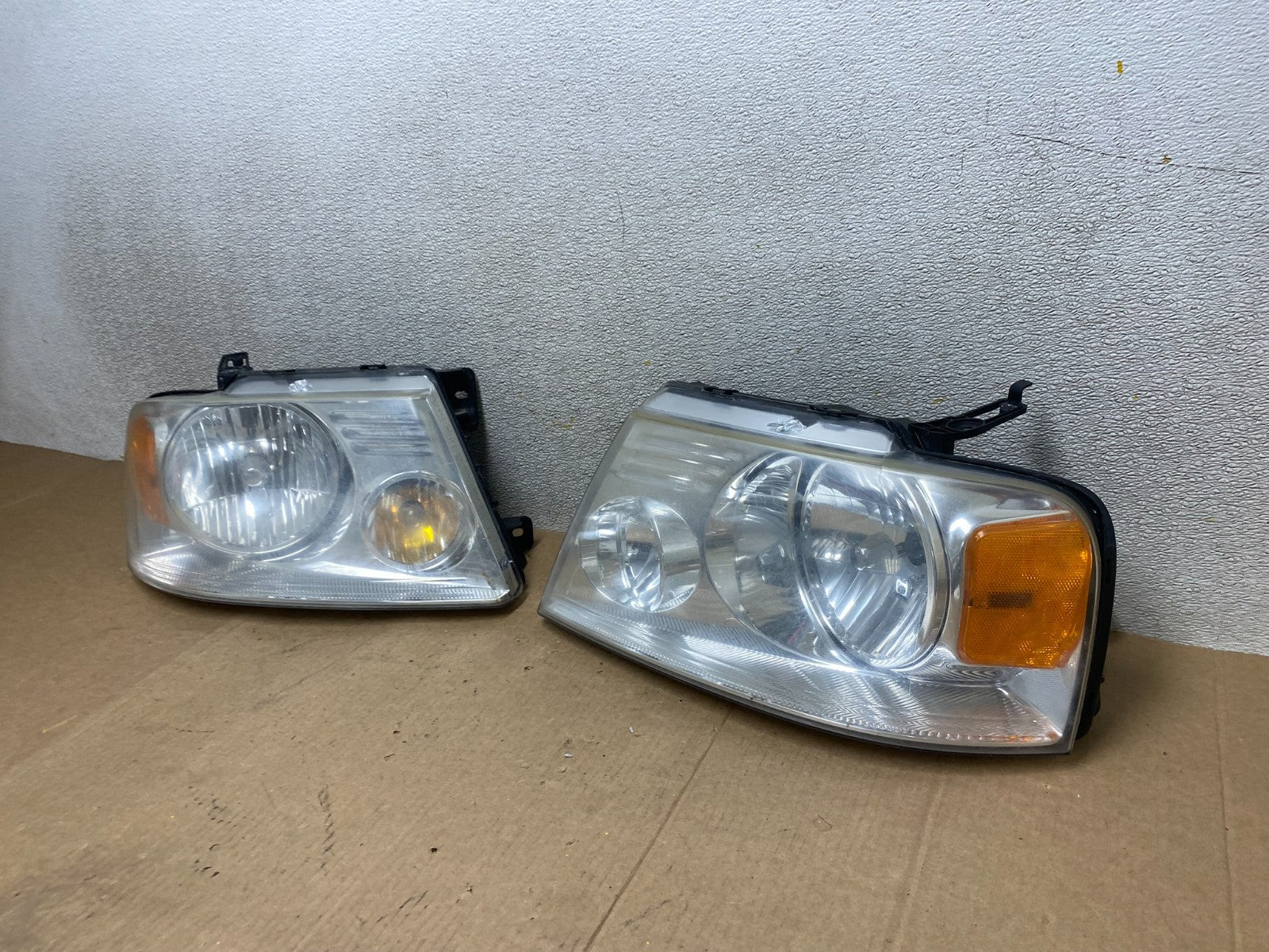 2004 to 2008 Ford F-150 F150 Left+Right Halogen Headlights W8564 DW1