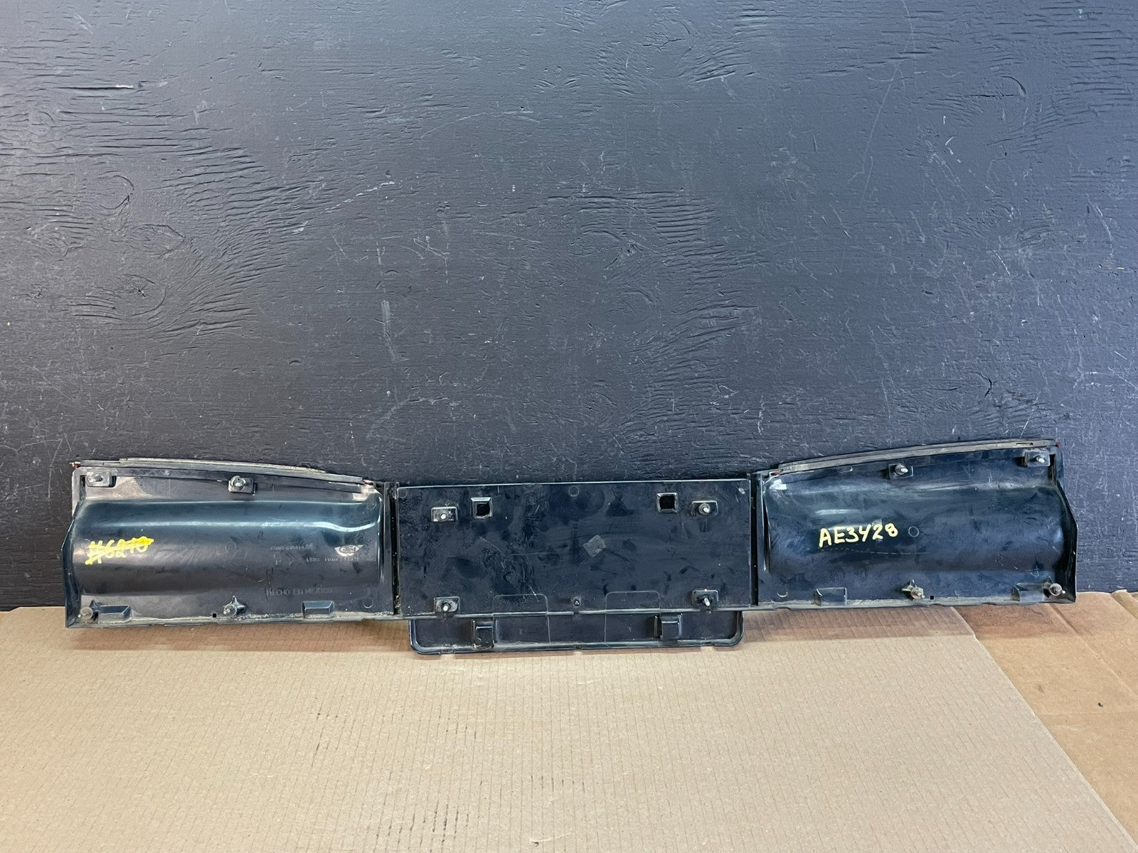 1995 - 1997 Ford Crown Victoria Trunk Lid Center Tail Light ae3428 DG3