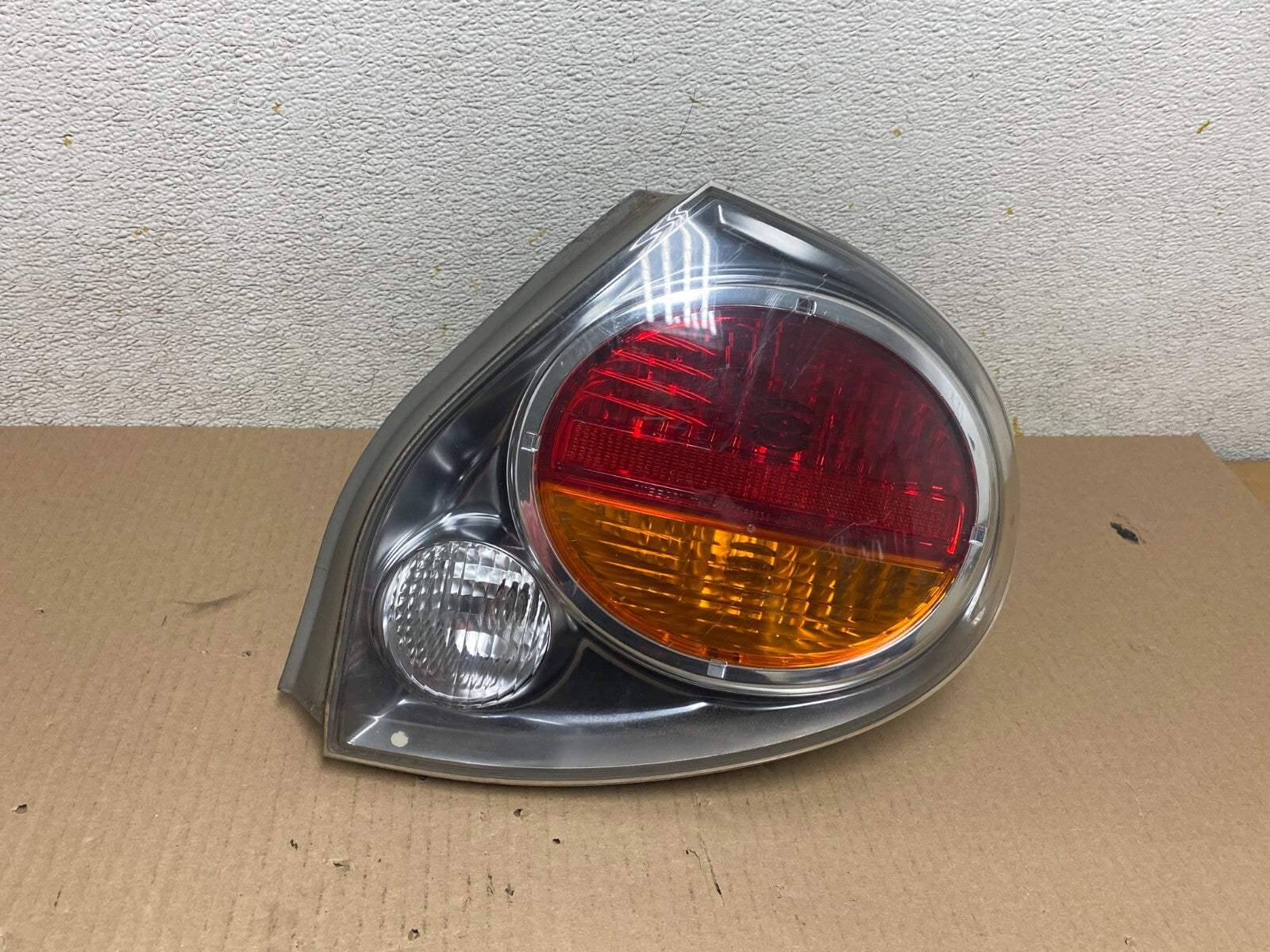 2002 2003 Nissan Maxima Right Passenger RH Side Tail Light OEM M7871 DW0
