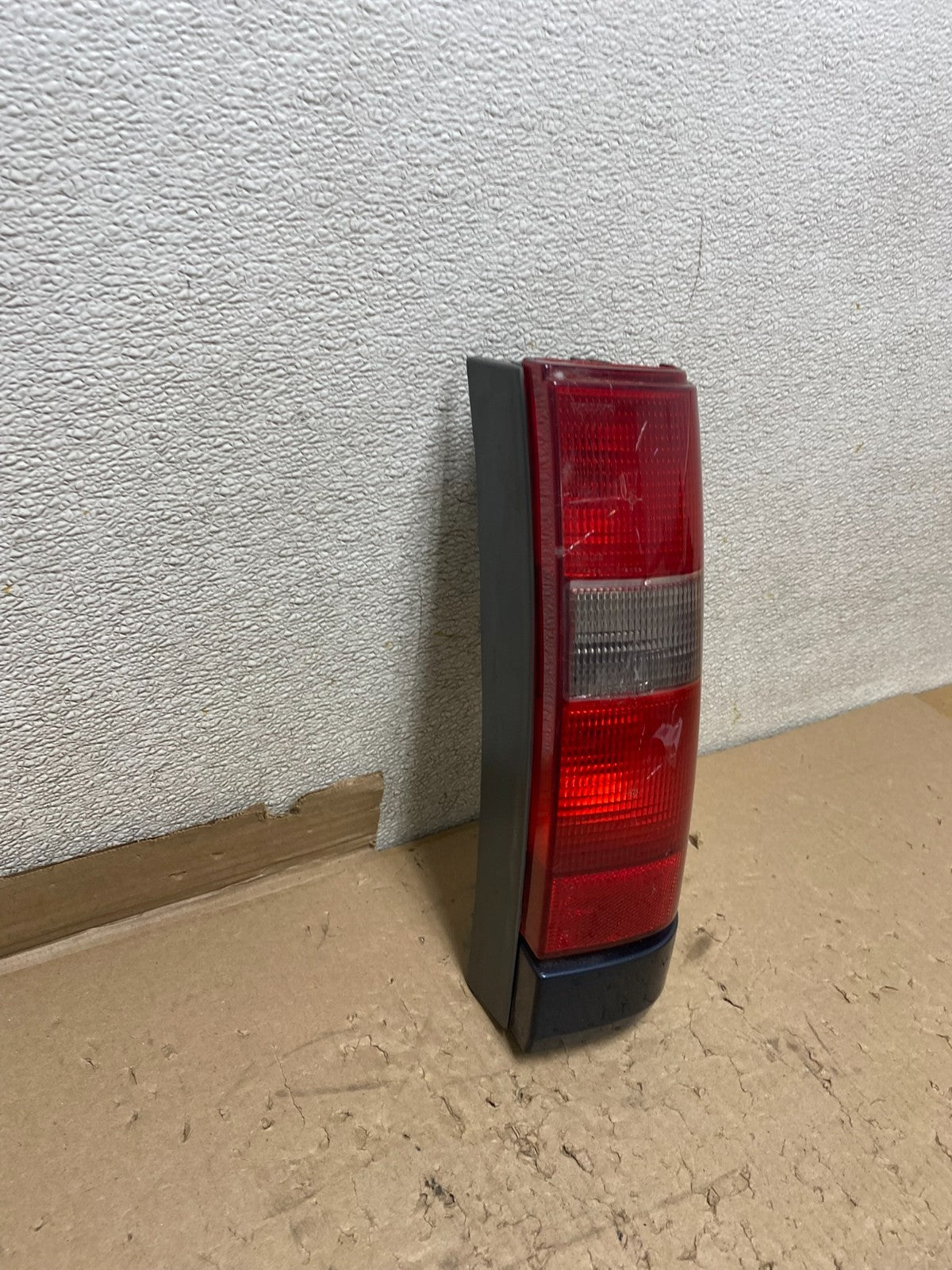 1998 1999 2000 Volvo XC70 V70 Right Passenger RH Lower Tail Light U2332 DW2