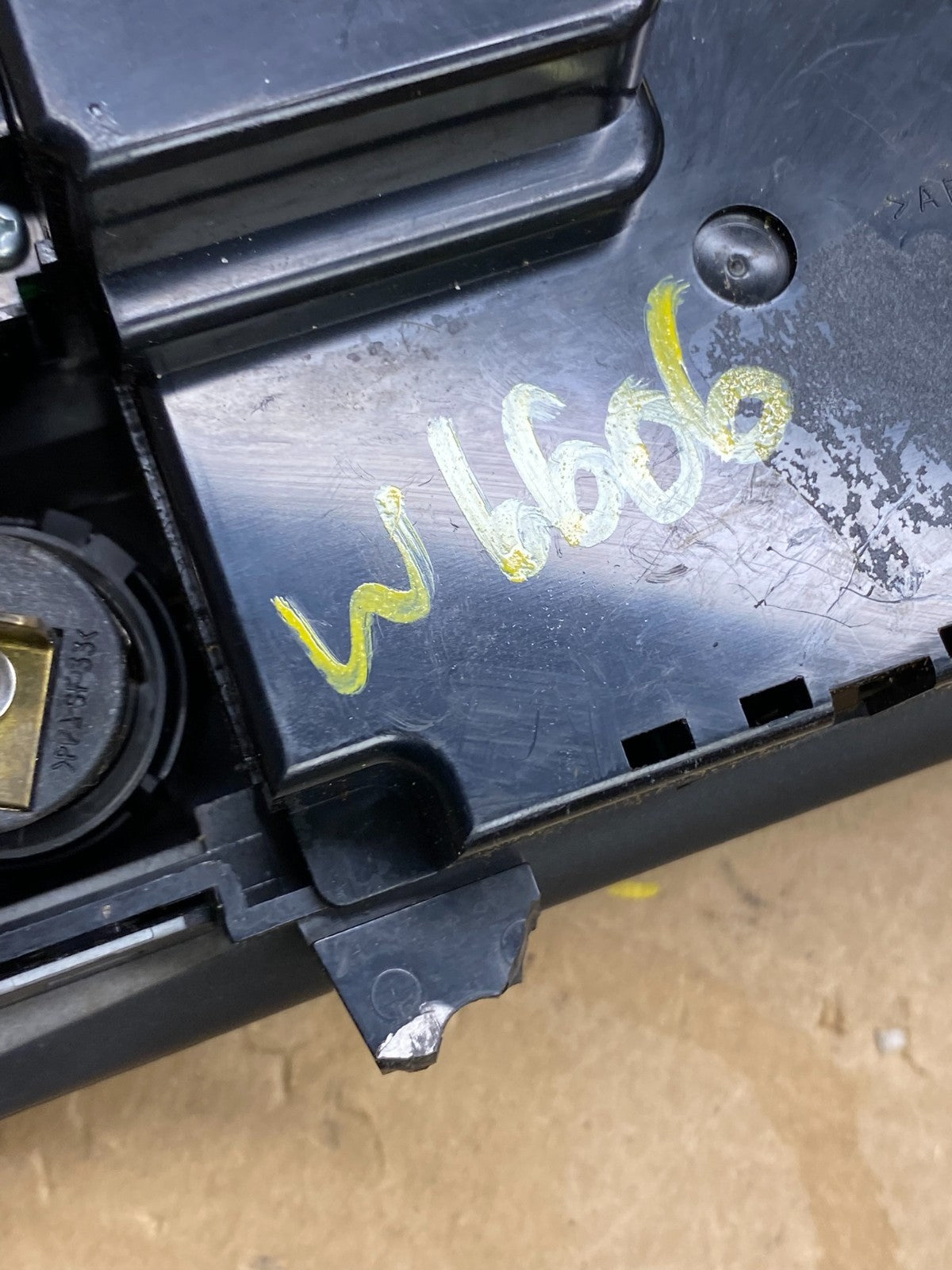 2003-2013 Volvo XC90 Center A/C Climate Control Radio Panel Bezel W6606 DG6