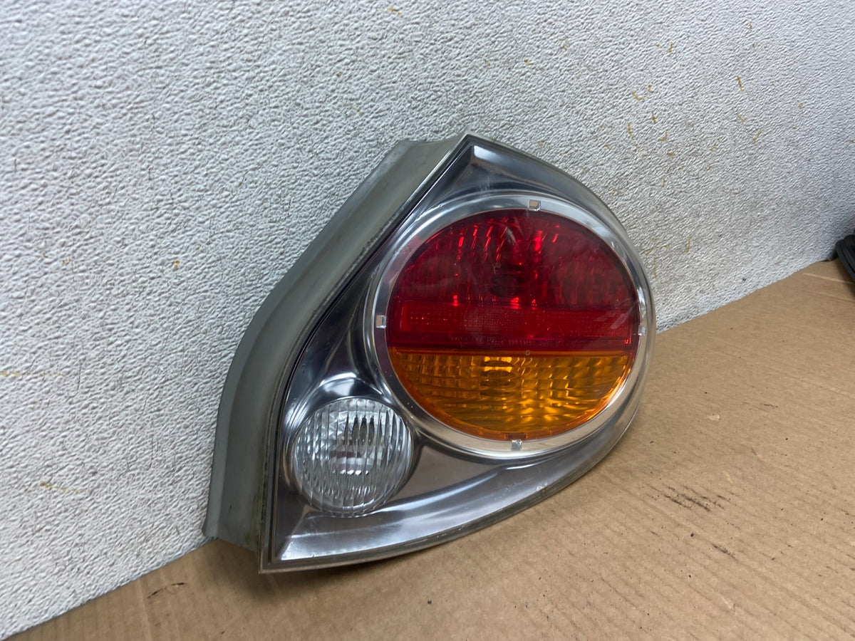 2002 2003 Nissan Maxima Right Passenger RH Side Tail Light AI8459 LK2