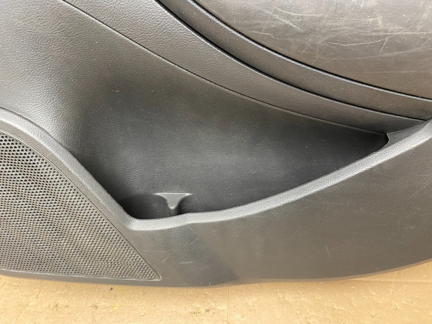 2013 to 2019 Ford Taurus Front Right Side Interior Door Panel M4046 DG4