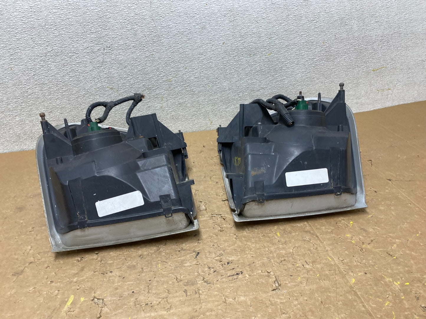 2004 - 2005 Dodge Durango Left+Right Side Headlights V8220 DW15