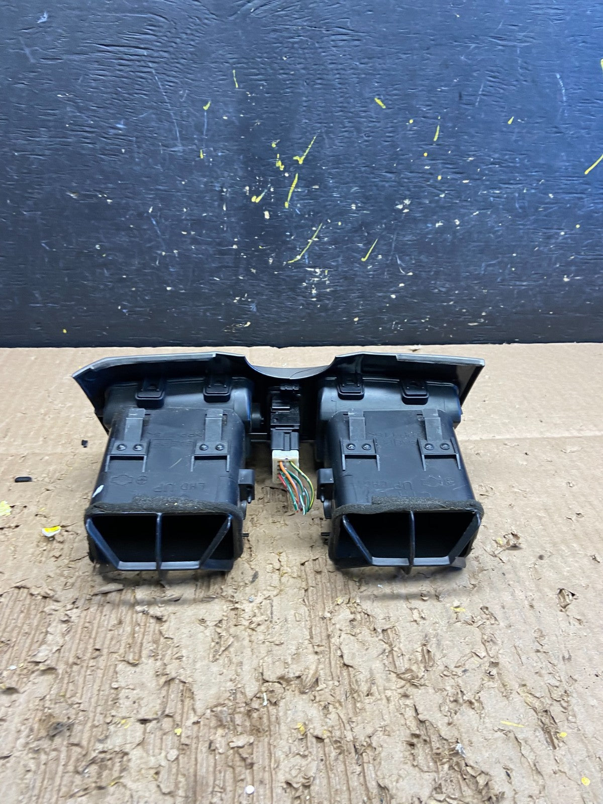 2000 2001 Infiniti I30 Center Dashboard Air Vent OEM v7892 DG4