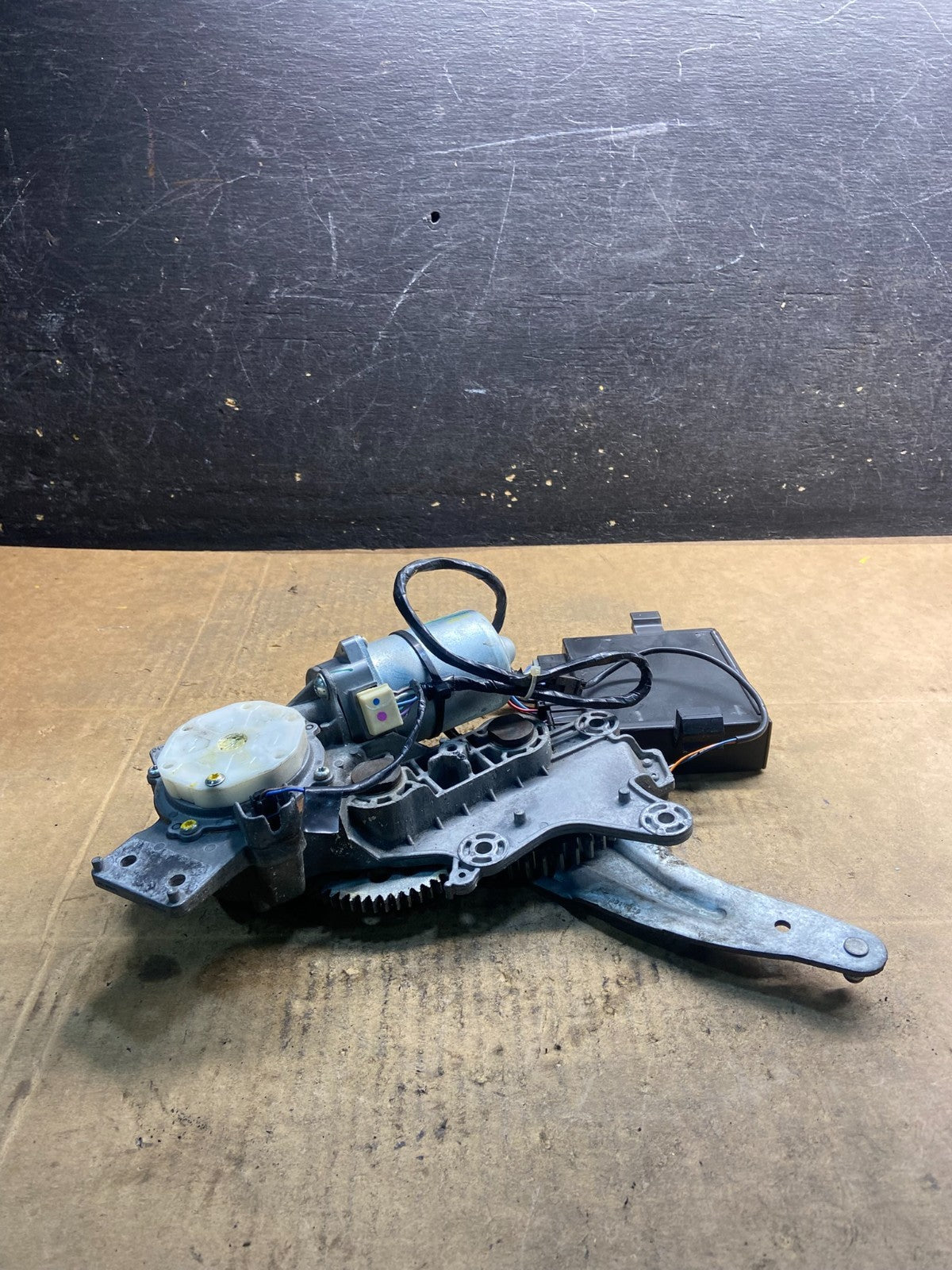 GMC Acadia Yukon Tahoe  Rear Trunk Liftgate Power Motor Actuator OEM y3777 DG1
