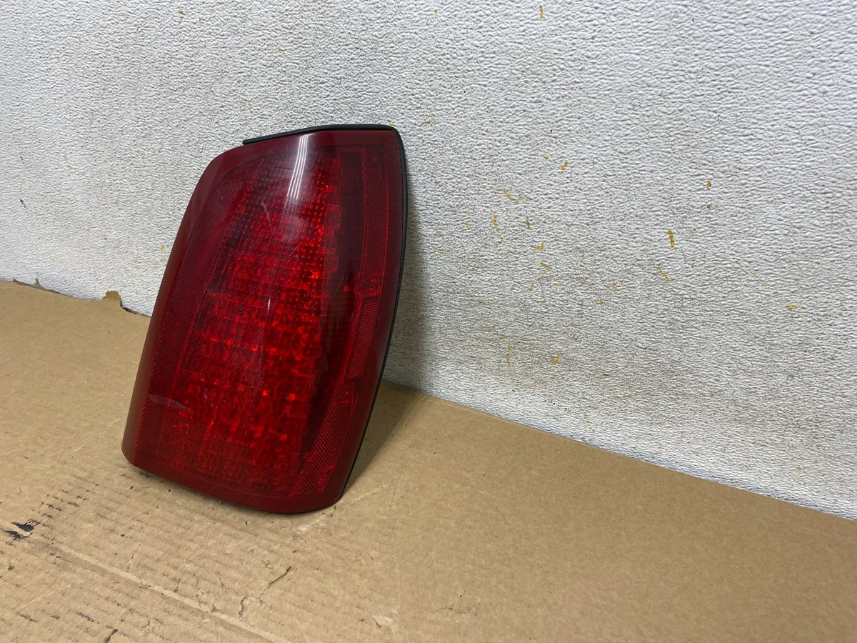 2000 to 2005 Cadillac Deville Right Passenger Rh Side Tail Light AH8011 LK2