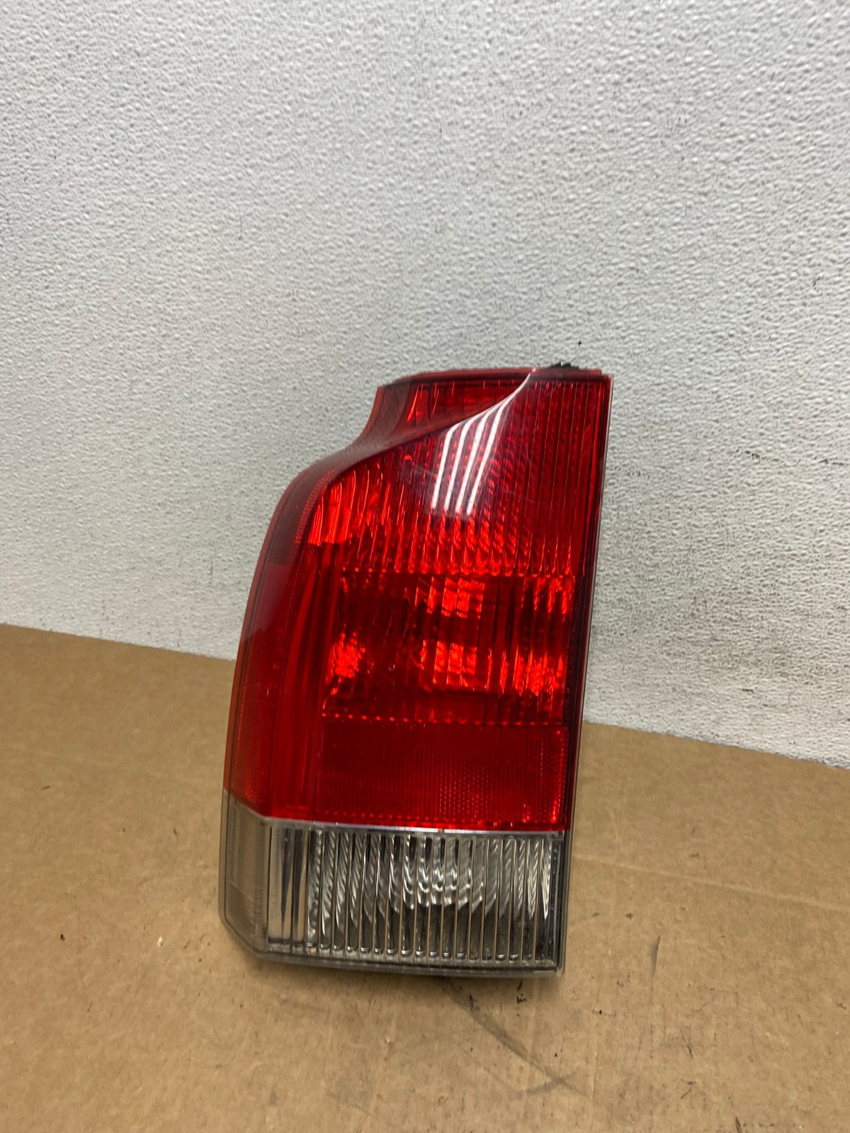 2001 - 2004 Volvo Xc70 V70 Left Driver LH Side Tail Light AD6113 LK0