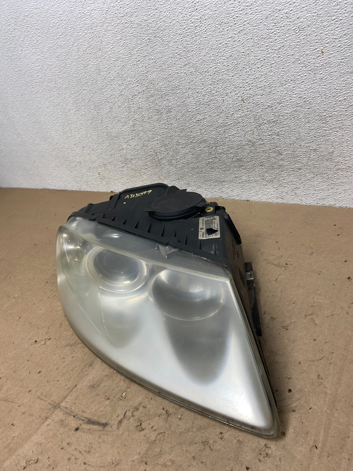 2004 to 2007 Volkswagen Touareg Right Passenger Halogen Headlight AG5379 DW1