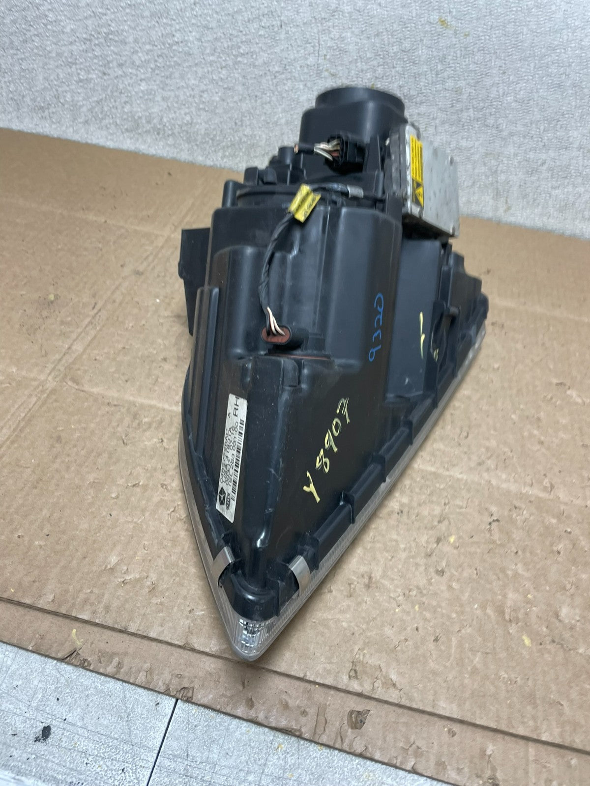 2004 to 2006 Chrysler Pacifica Headlight Right Passenger Xenon OEM Y8907 DW8