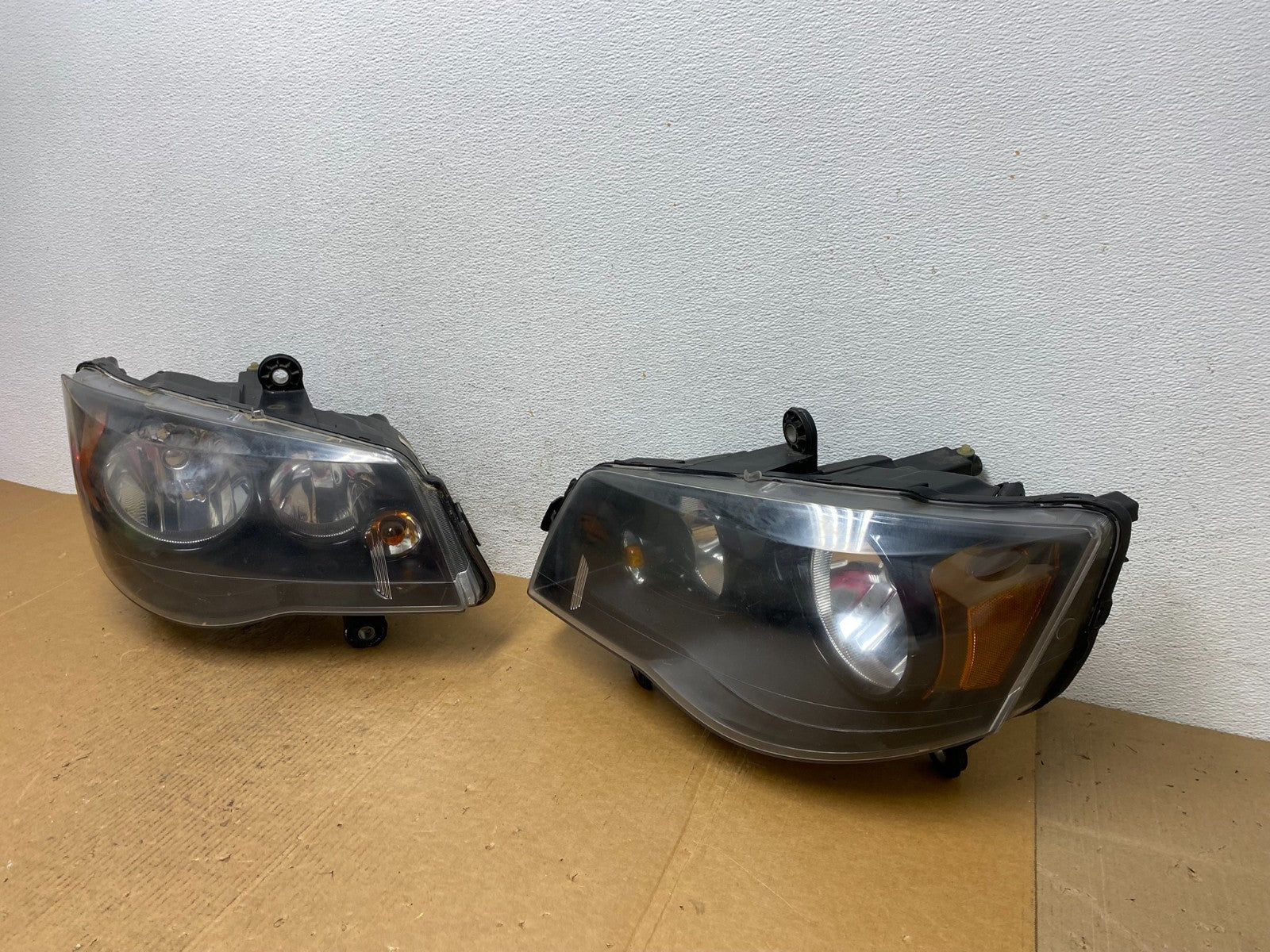 2008 to 2016 Chrysler Town and Country Left+Right Side Headlights AE0424 DW1