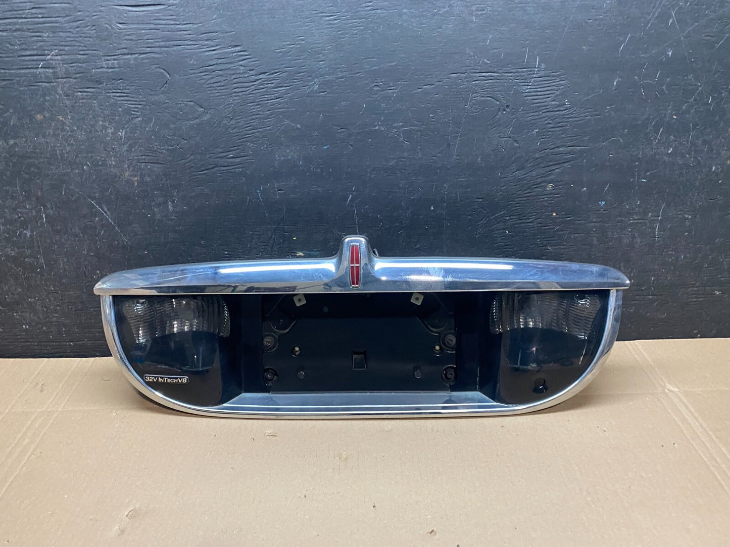 1999-2002 Lincoln Continental License Plate Panel Backup Lights Trim Oem I73640