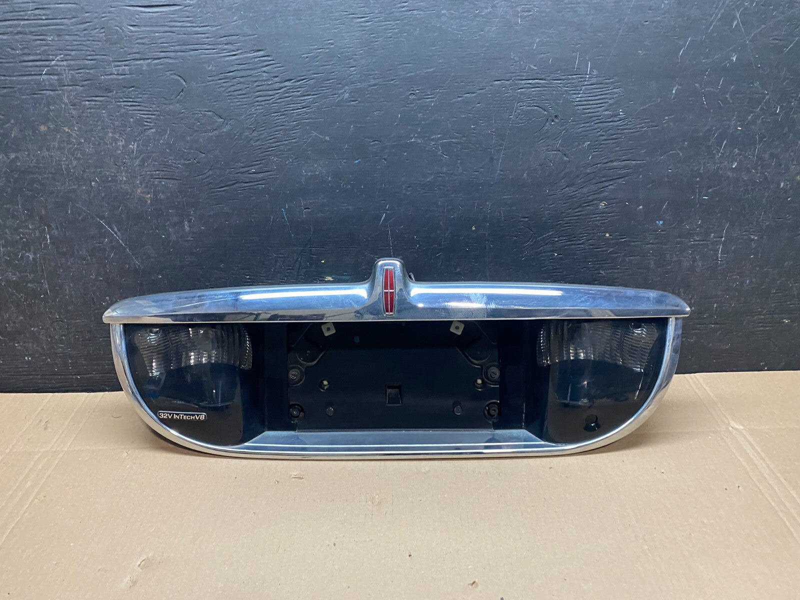 1999-2002 Lincoln Continental License Plate Panel Backup Lights Trim Oem I73640