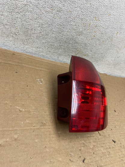 2004-2005 Toyota Sienna Right Passenger Rh Side Tail Light AH8416 LK2