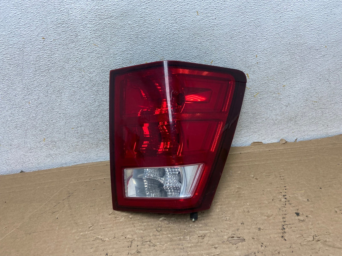 2005 - 2006 Jeep Grand Cherokee Right Passenger Rh Tail Light AH9197 LK0