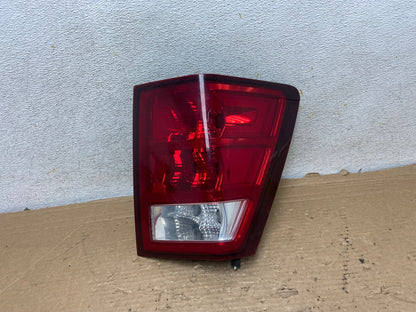 2005 - 2006 Jeep Grand Cherokee Right Passenger Rh Tail Light AH9197 LK0