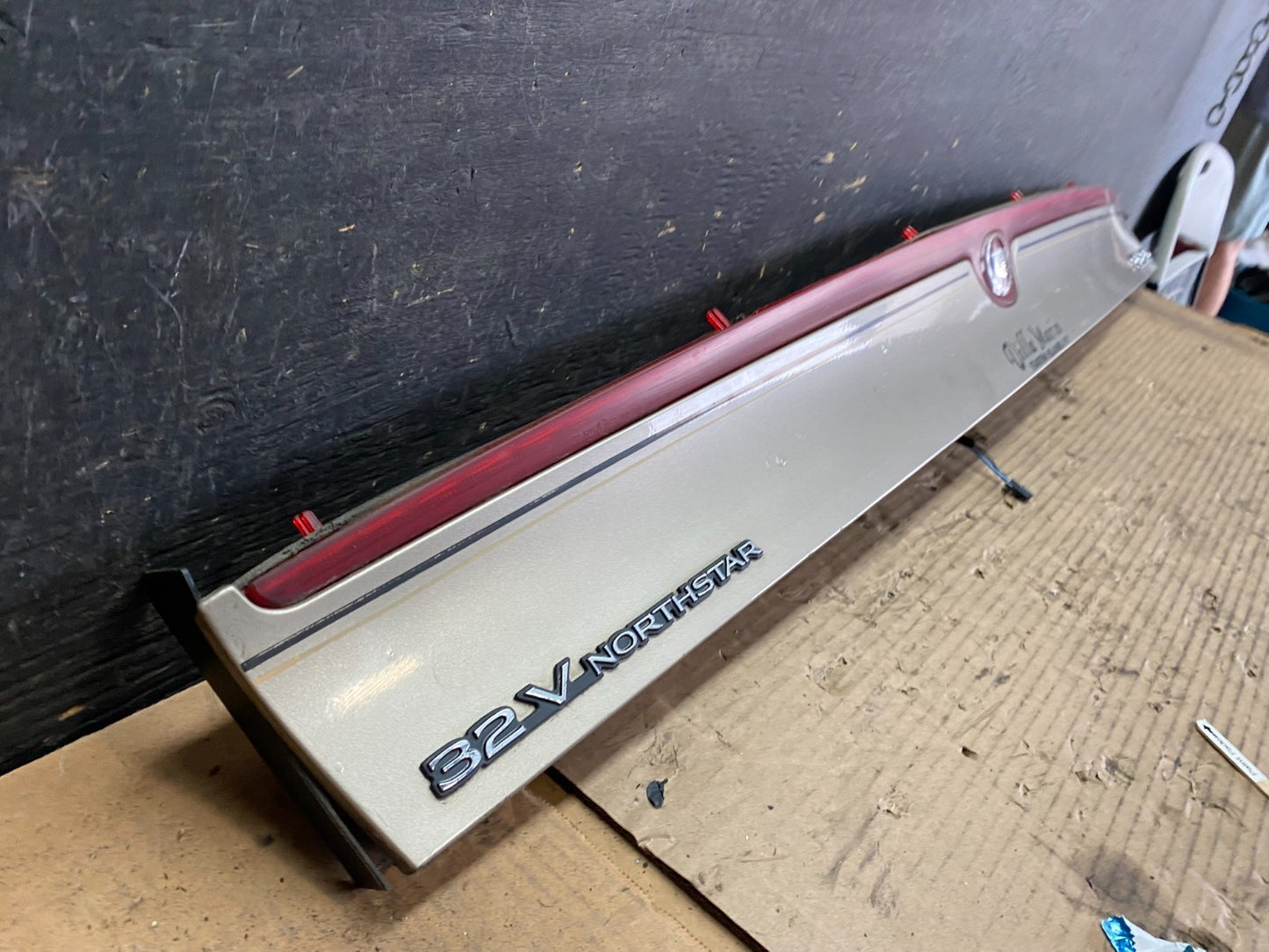 2001 to 2004 Cadillac Seville SLS Rear 3rd Break Light LID Mounted S5742 DG2