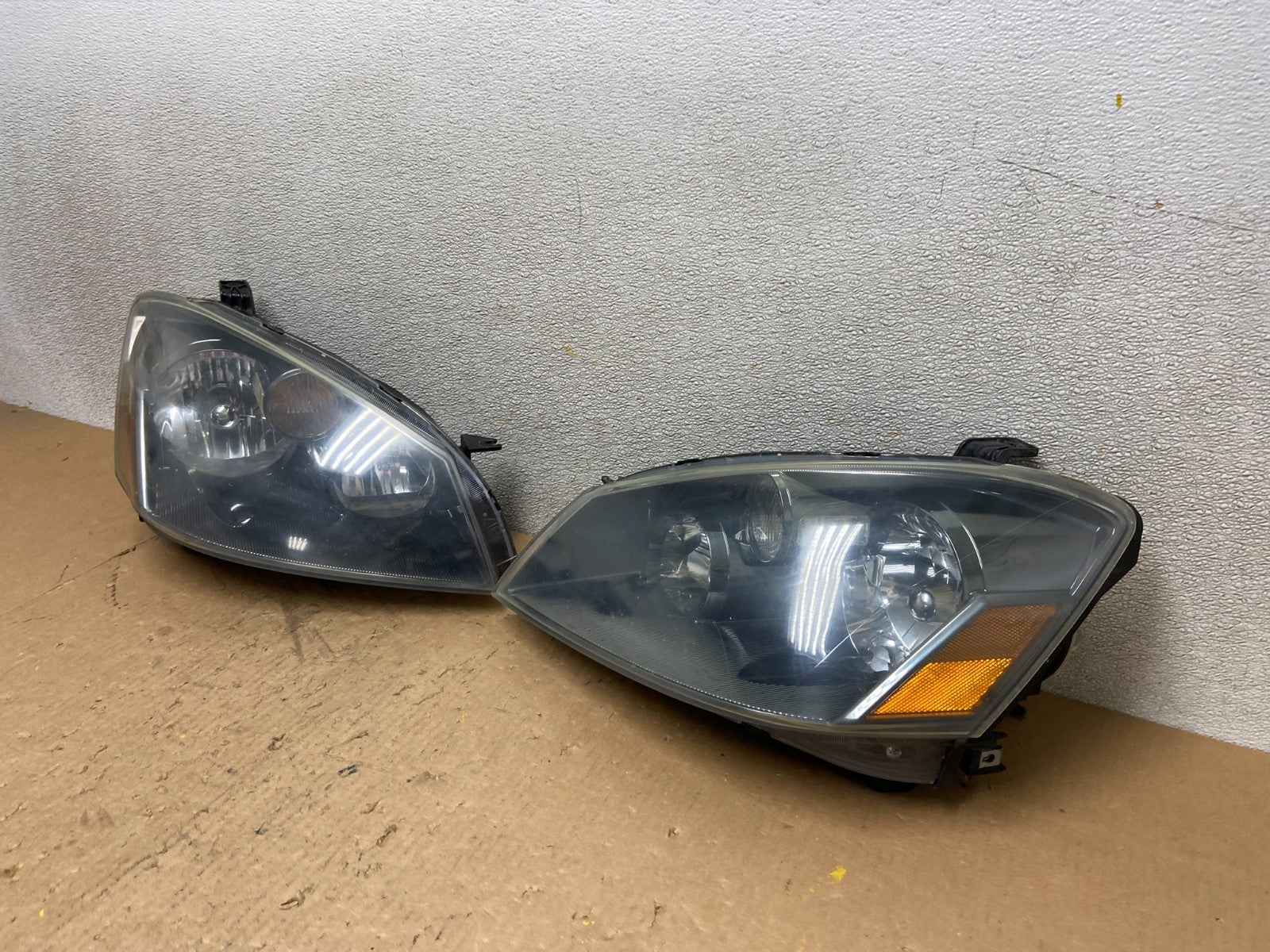 2005 to 2006 Nissan Altima Left+Right Side Set Halogen Headlights OEM Z9335 DW1