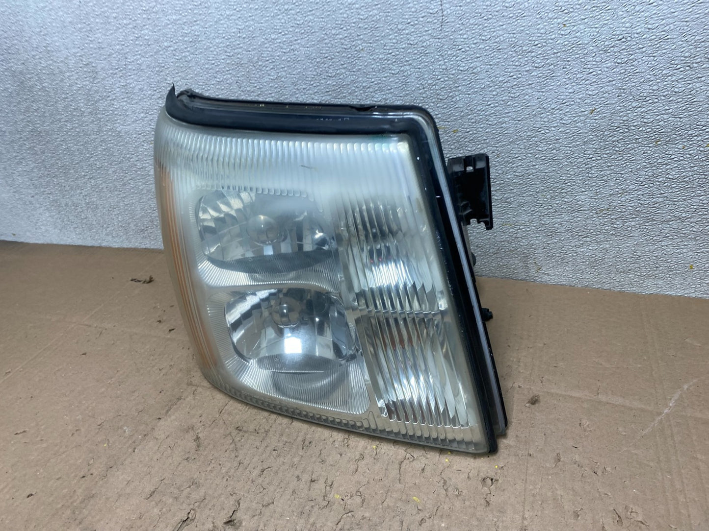 2002-2006 Cadillac Escalade Right Passenger Side Xenon HID Headlight Oem Y31061