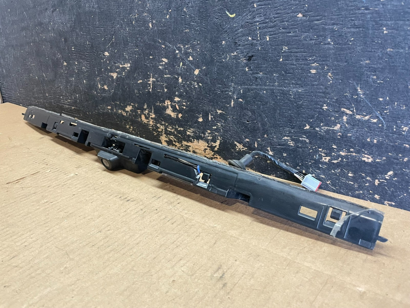 2011 to 2014 Ford Explorer Rear Tailgate Gate Trim Bracket With Camera z8257 DG2