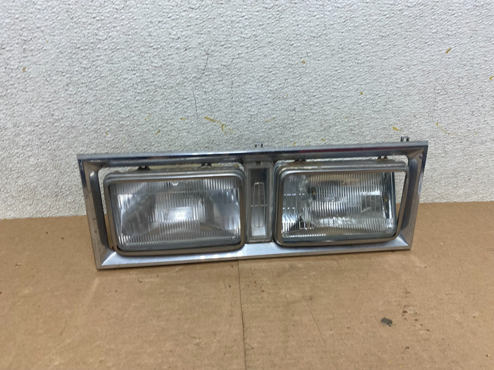 1980 to 1989 Lincoln Town Car Left Or Right HeadLight E0VB-130520-AH P2269 DG0