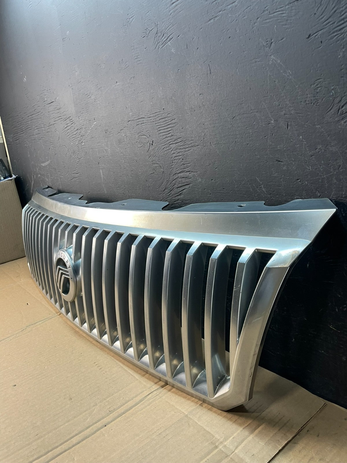 2002 to 2005 Mercury Mountaineer Front Upper Grill Grille AC5328 DG2