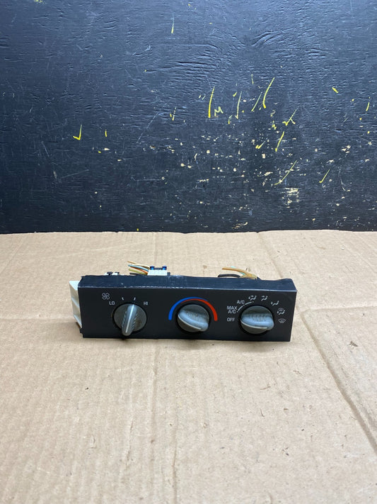 2001 - 2007 GMC Chevrolet Express 1500 Climate Control A/C AA4689 DG0