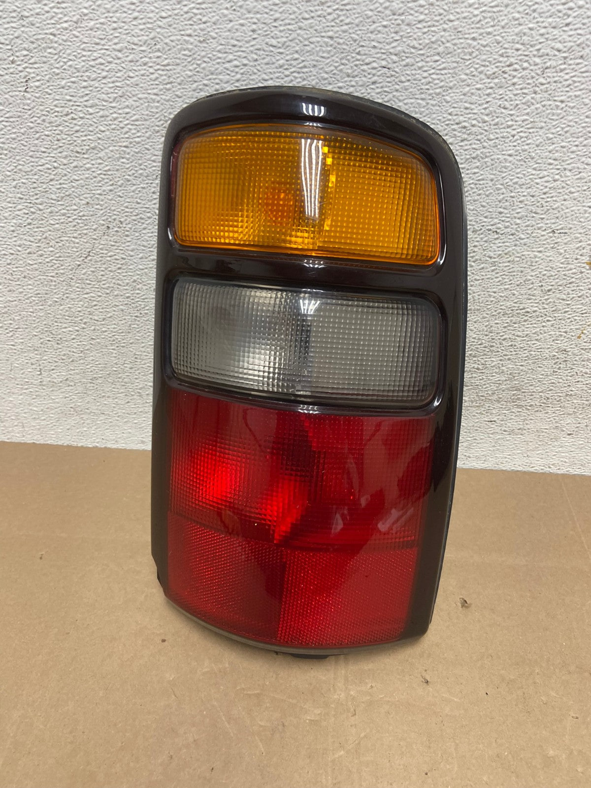 2000 - 2006 Chevrolet Suburban Tahoe Yukon Right Passenger Tail Light AE4925 LK0