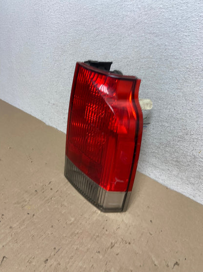 2001 - 2004 Volvo XC70 V70 Right Passenger Side LH Tail Light AG6946 LK1