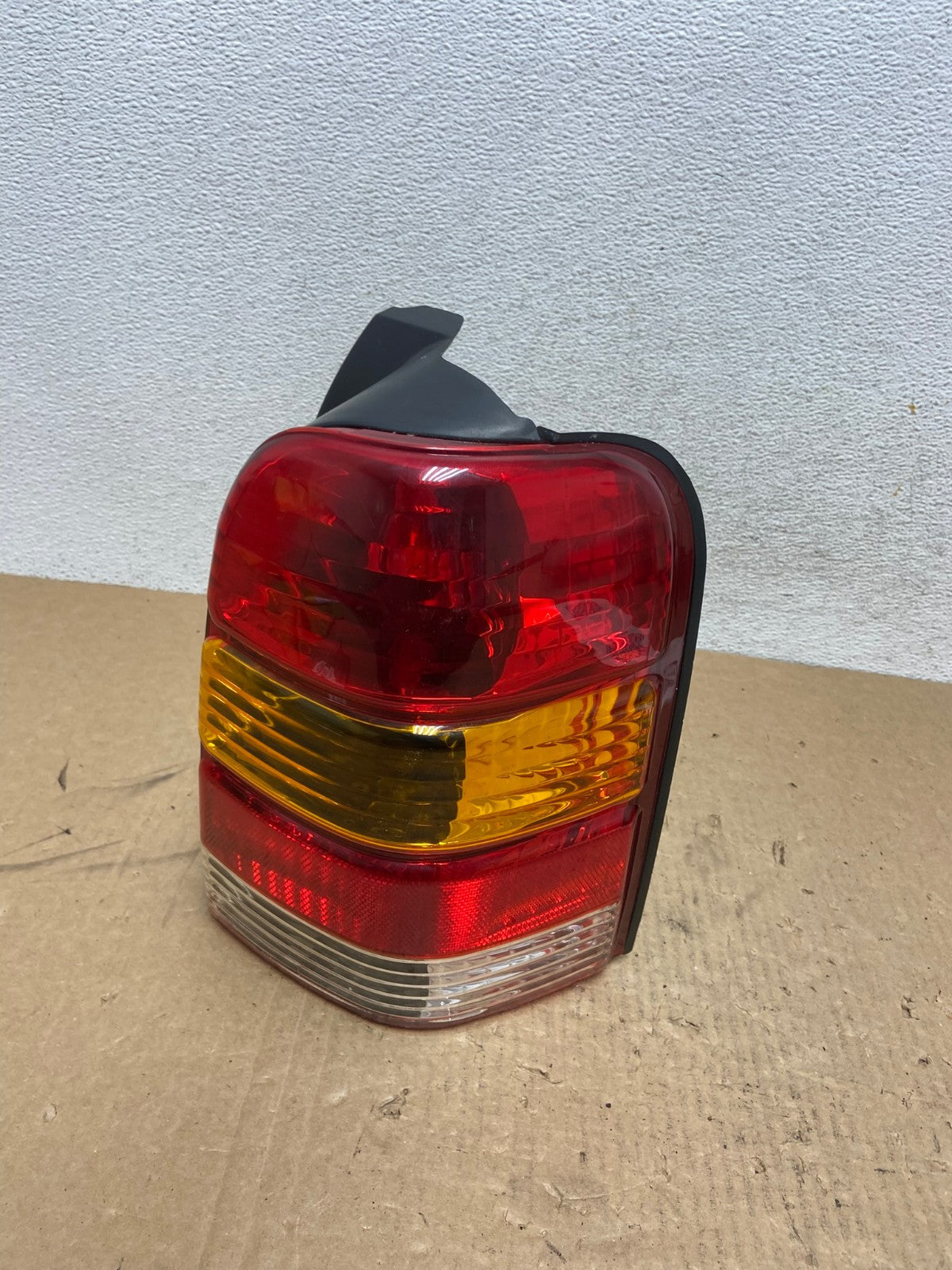 2001 to 2007 Ford Escape Right Passenger RH Side Tail Light AG0562 LK0