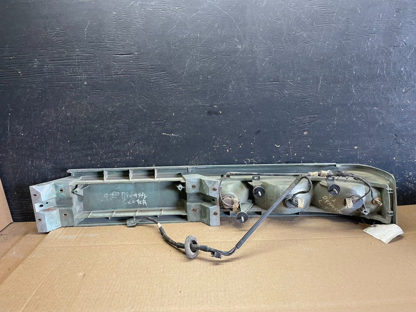 1988-1993 Dodge Dynasty Left+ Center Trunk Tail Light Lamp Panel Oem AA6011 DG4