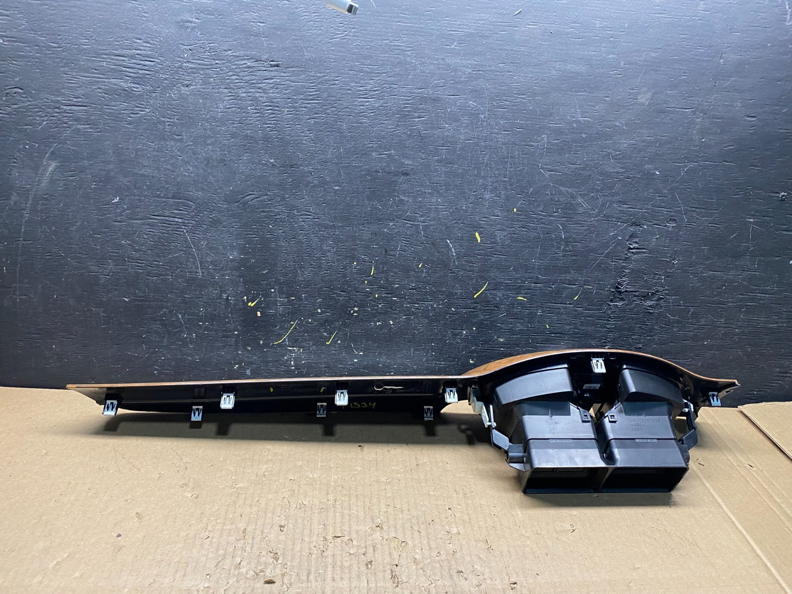 2008 to 2017 Buick Enclave Dash Center Clock Bezel Air Vent Trim Oem T1534 DG3
