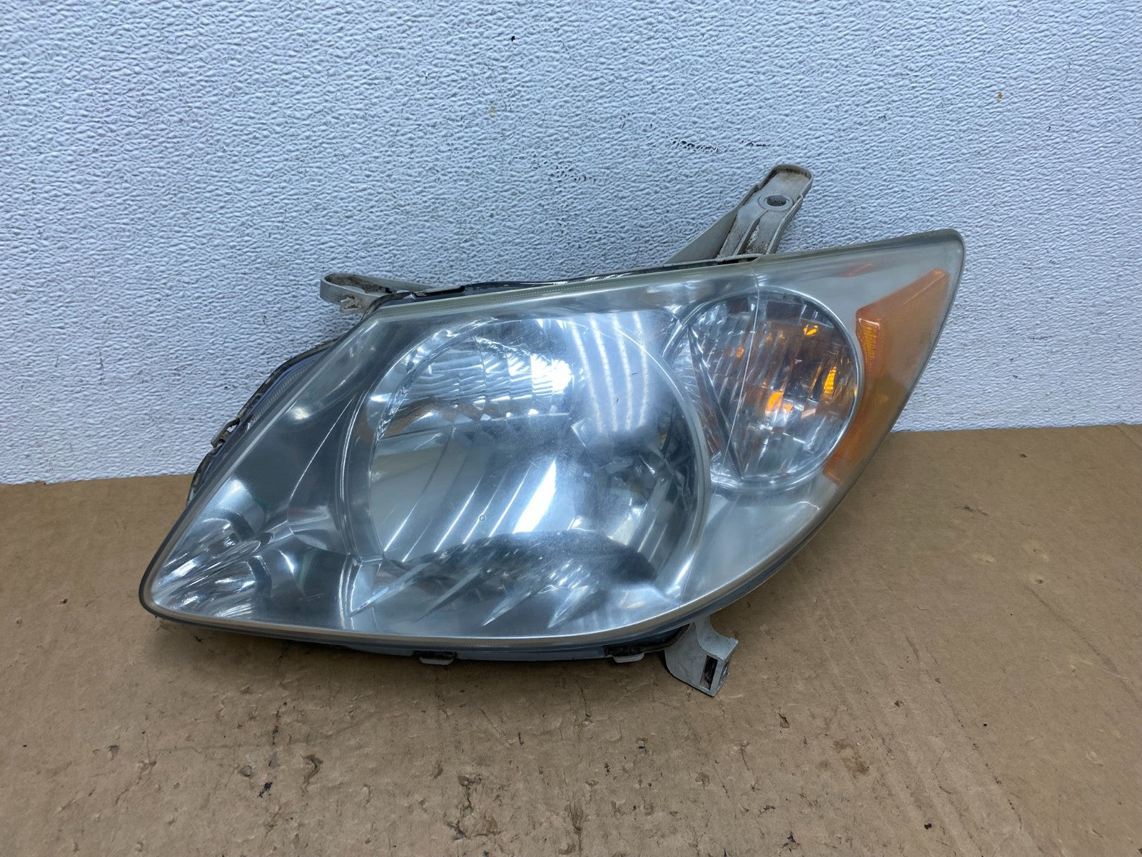 2005 to 2008 Pontiac Vibe Left Driver LH Side Headlight Halogen AD3765 DW0