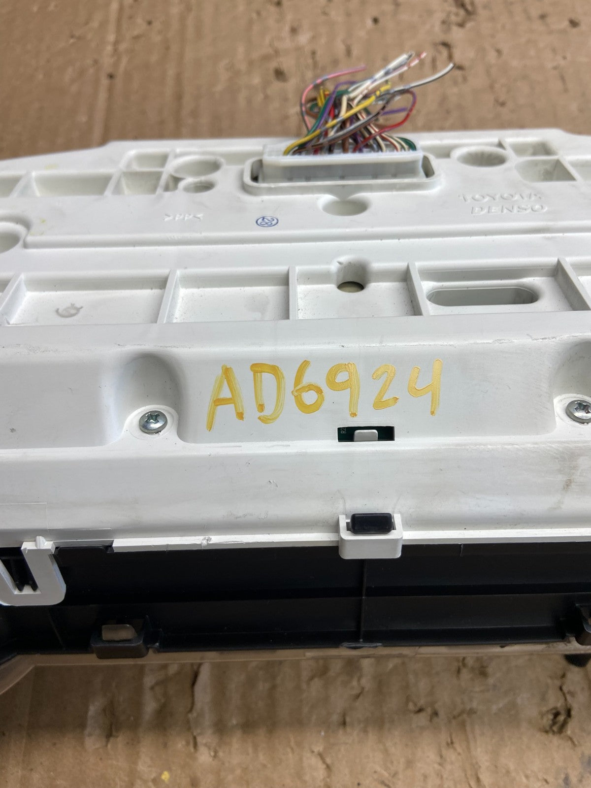 2004 2005 Toyota Sienna Speedometer Cluster Gauge AD6924 DG8