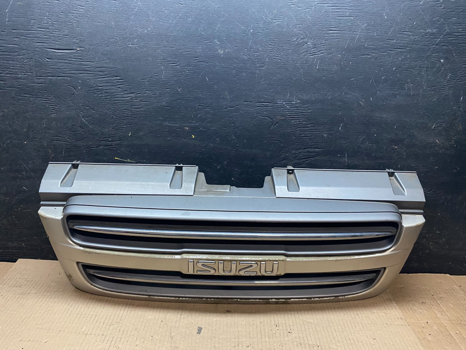 1998 1999 Isuzu Trooper Front Upper Grill Grille U7584 DG0