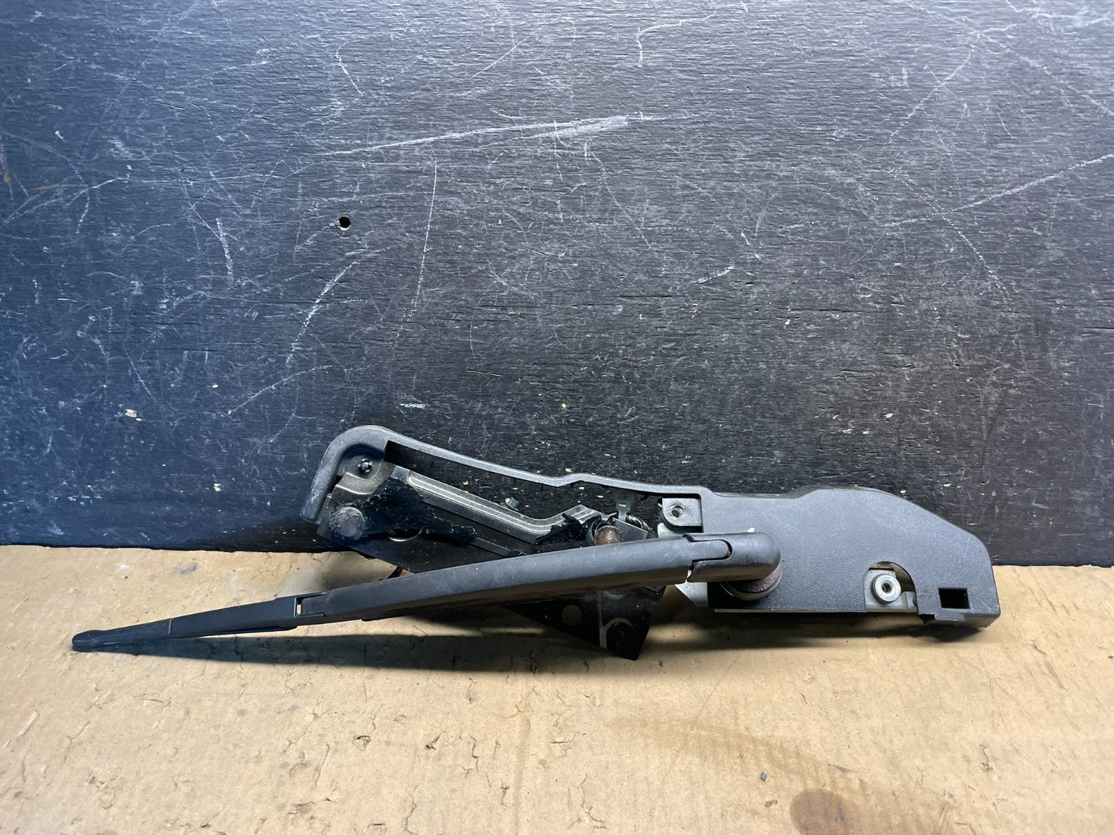 2004 to 2008 Mitsubishi Endeavor Rear Windshield Wiper Motor W7366 PS0