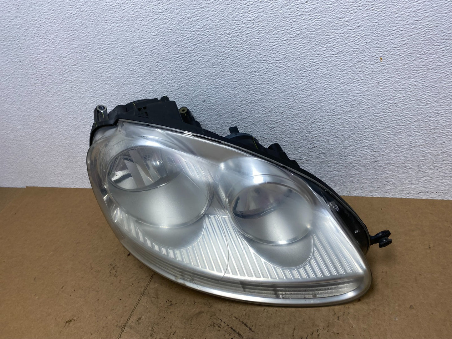 2005 - 2010 Volkswagen Jetta Right Passenger RH Side Headlight Halogen AC3535 DW1