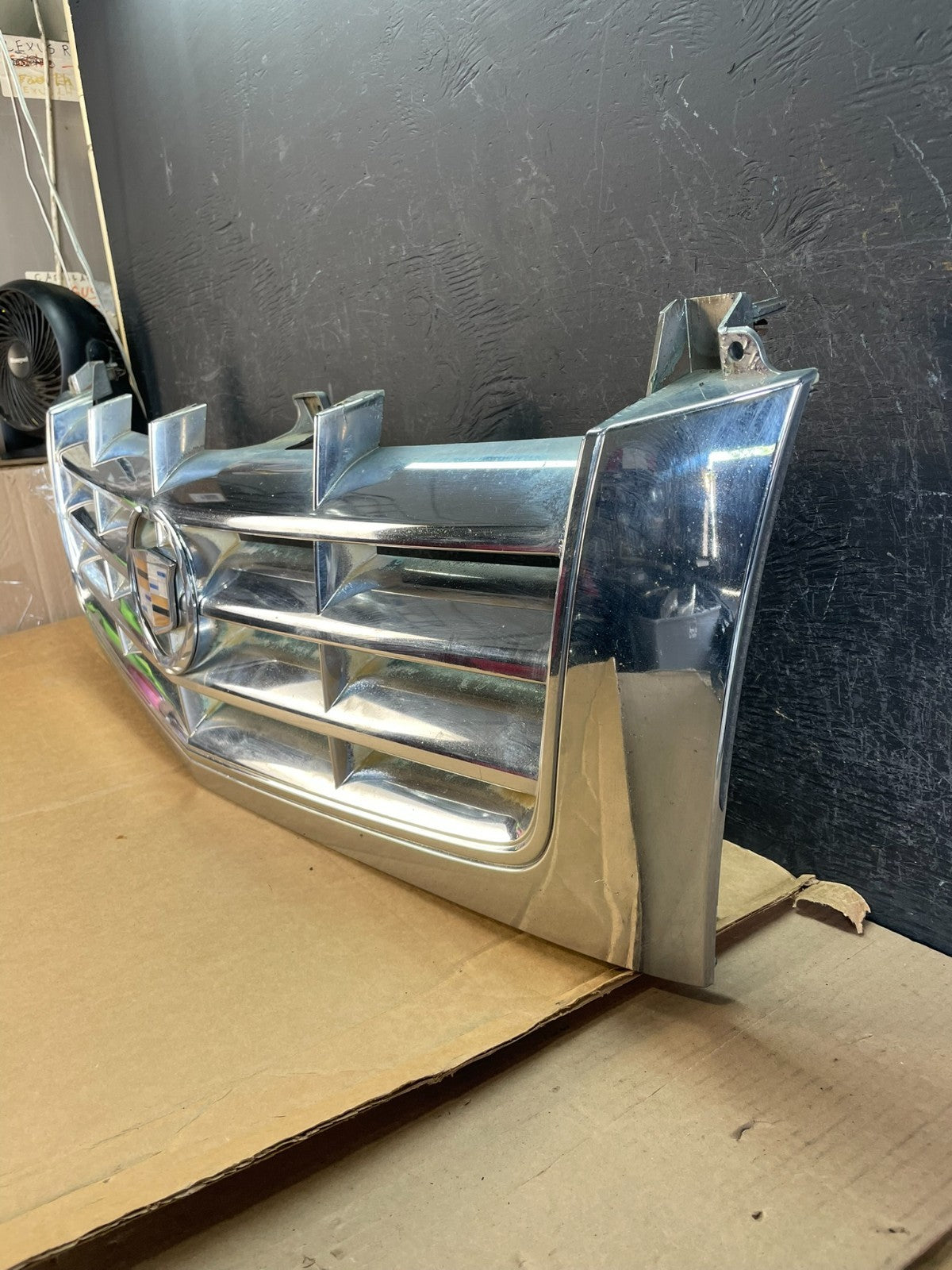 2002 to 2006 Cadillac Escalade Front Upper Grille Grill AE0799 DG1