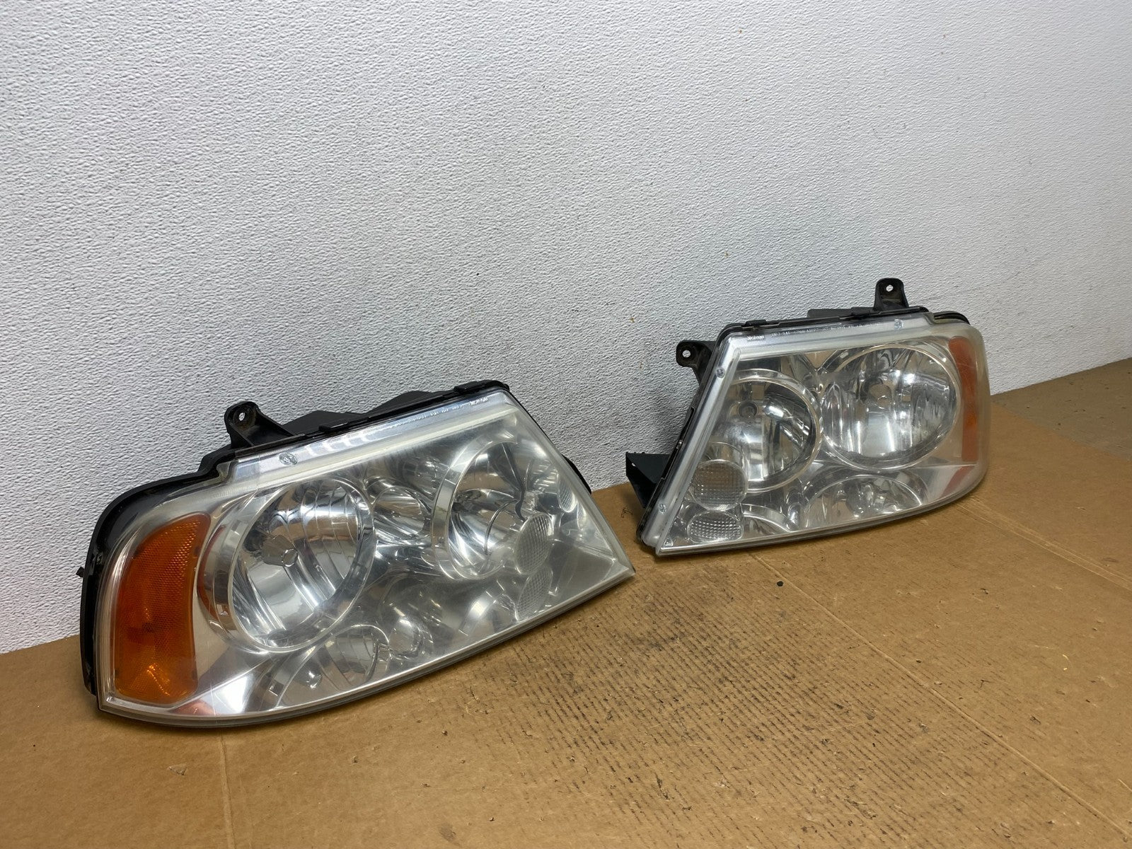 Halogen 2003-2006 Lincoln Navigator Left+Right Side Headlights AE0384 DW2
