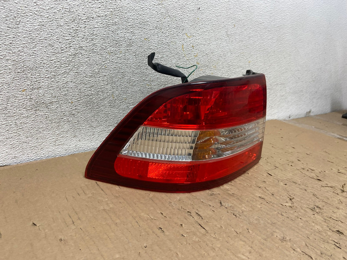2000 2001 Lexus ES300 Outer Left Driver Lh Side Tail Light AH2887 LK1