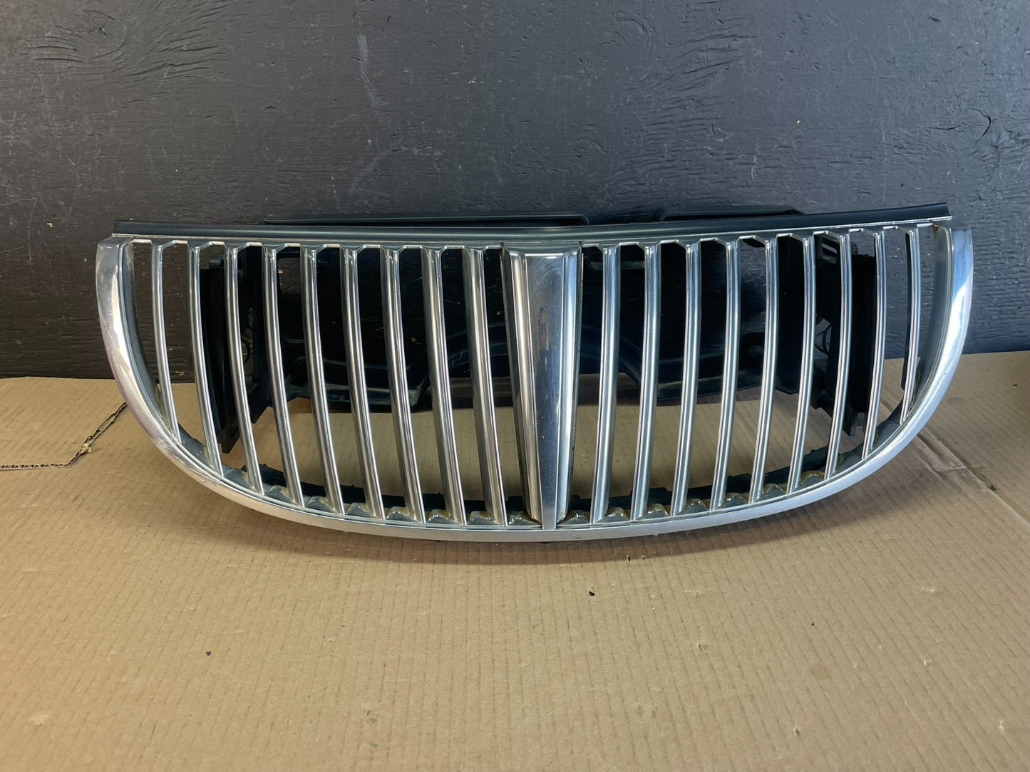 1998 to 2002 Lincoln Town Car Front Upper Grille Grill Chrome W/Emblem ae3545 DG0